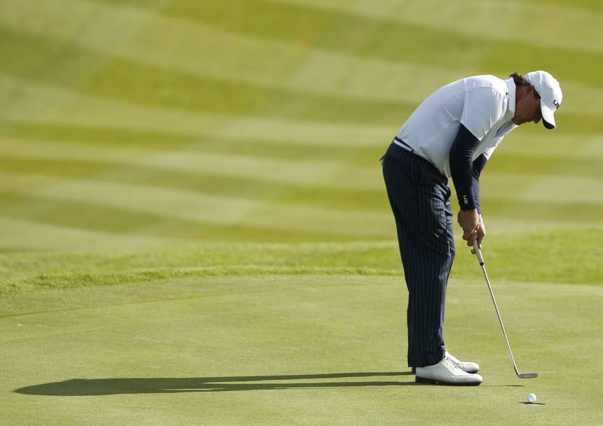 Phil Mickelson nel put della 18a (Action Images)